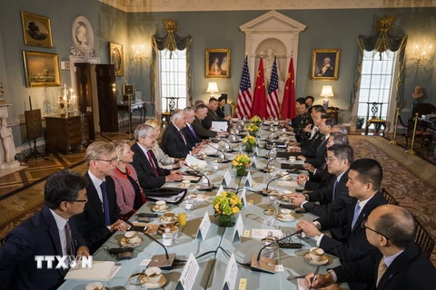 Ngoại trưởng Rex Tillerson và Bộ trưởng Quốc phòng James Mattis (giữa, trái) cùng Ủy viên Quốc vụ Dương Khiết Trì và Tổng Tham mưu trưởng Quân Giải phóng Nhân dân Trung Quốc, Thượng tướng Phòng Phong Huy (giữa, phải) tại cuộc đối thoại. (Nguồn: EPA/ TTXVN