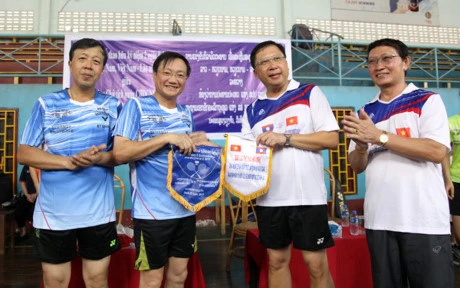 Giao lưu thể thao giữa ĐSQ Việt Nam và VP Chủ tịch nước Lào