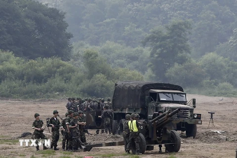 Binh sỹ Hàn Quốc tham gia cuộc tập trận gần Khu vực phi quân sự (DMZ) ở Paju, tỉnh Gyeonggi (Hàn Quốc) ngày 22/6. EPA/TTXVN