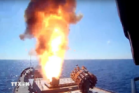Tàu Đô đốc Essen của Hải quân Nga phóng tên lửa Kalibr từ Địa Trung Hải ngày 31/5. (Nguồn: EPA/TTXVN)