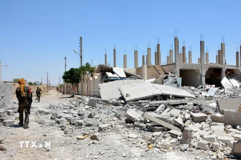 Binh sỹ tham gia chiến dịch chống IS tại Raqqa, Syria ngày 11/6. (Nguồn: EPA/TTXVN)