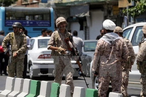 Cảnh sát Iran tuần tra bên ngoài tòa nhà Quốc hội ở Tehran sau vụ tấn công ngày 7/6. (Nguồn: AFP/TTXVN)