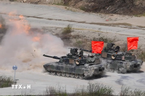 Xe tăng M1A2 của Mỹ tham gia cuộc tập trận chung với binh sỹ Hàn Quốc ở Pocheon, cách thủ đô Seoul (Hàn Quốc) khoảng 65km về phía đông bắc ngày 26/4. (Nguồn: AFP/TTXVN)