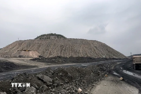 Bãi thải khổng lồ hình thành từ việc khai thác than tại Mông Dương (Cẩm Phả). (Ảnh: Trung Nguyên/TTXVN)