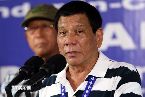 Tổng thống Philippines Rodrigo Duterte trong chuyến thăm sư đoàn số 4 quân đội Philippines ở thành phố miền nam Butuan ngày 18/5. (Nguồn: EPA/ TTXVN)