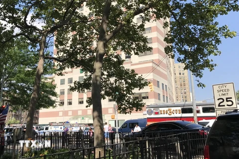 Cảnh sát phong tỏa bệnh viện Bronx Lebanon sau vụ nổ súng. (Nguồn: THX/TTXVN)