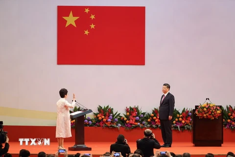 Chủ tịch Trung Quốc Tập Cận Bình (phải) và tân Trưởng Đặc khu hành chính Hong Kong Lâm Trịnh Nguyệt Nga (trái). (Nguồn: EPA/TTXVN)