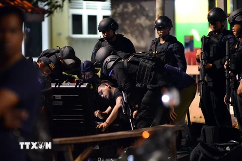 Cảnh sát điều tra tại hiện trường vụ tấn công. (Nguồn: AFP/TTXVN)