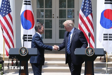 Tổng thống Mỹ Donald Trump (phải) và Tổng thống Hàn Quốc Moon Jae-in (trái) tại cuộc họp báo chung sau cuộc gặp tại Nhà Trắng. (Nguồn: YONHAP/TTXVN)