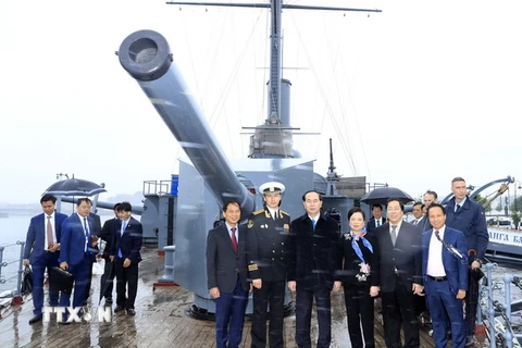 Chủ tịch nước Trần Đại Quang và Phu nhân cùng Đoàn đại biểu cấp cao Việt Nam thăm Chiến hạm Rạng Đông. (Ảnh: Nhan Sáng/TTXVN)