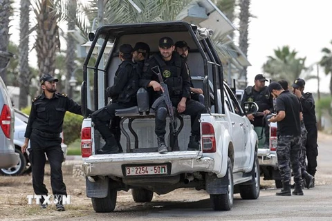 Lực lượng an ninh Palestines gác tại cửa khẩu Rafah, biên giới giữa Ai Cập và phía nam Dải Gaza ngày 21/6. (Nguồn: AFP/TTXVN)