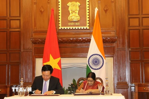 Phó Thủ tướng, Bộ trưởng Ngoại giao Phạm Bình Minh và Bộ trưởng Ngoại giao Sushma Swaraj ký Chương trình Hành động triển khai quan hệ Đối tác Chiến lược Toàn diện giai đoạn 2017-2020 giữa Việt Nam và Ấn Độ (ngày 4/7). (Ảnh: Huy Bình/TTXVN)
