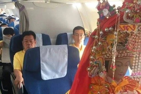 Tượng thần trên máy bay. (Nguồn: channelnewsasia.com)