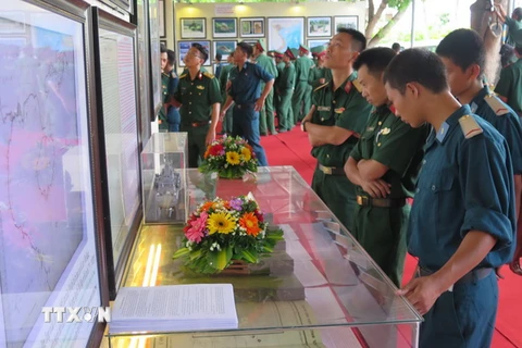Các đại biểu, lực lượng vũ trang tham quan triển lãm. (Ảnh: Văn Sơn/TTXVN)