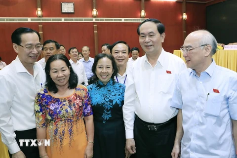 Chủ tịch nước Trần Đại Quang cùng Đoàn đại biểu Quốc hội Thành phố Hồ Chí Minh tiếp xúc cử tri các quận 1, 3 và 4 để thông báo kết quả Kỳ họp thứ 3, Quốc hội khoá XIV. (Ảnh: Nhan Sáng/TTXVN)