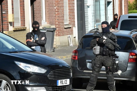 Cảnh sát chống khủng bố Pháp tuần tra tại Wattignies, miền bắc nước Pháp ngày 5/7. (Nguồn: AFP/TTXVN)