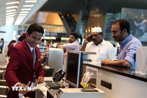 Hành khách làm thủ tục tại sân bay quốc tế Hamad ở Doha, Qatar, ngày 12/6. (Nguồn: AFP/TTXVN)
