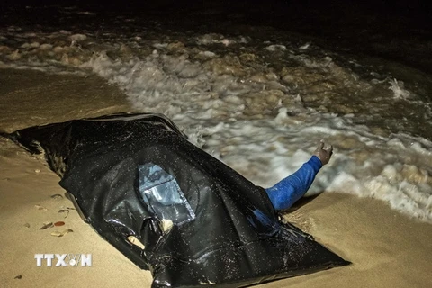 Thi thể người di cư dạt vào bờ biển thị trấn Tajoura, cách thủ đô Tripoli 15km về phía đông ngày 19/6. (Nguồn: AFP/TTXVN)