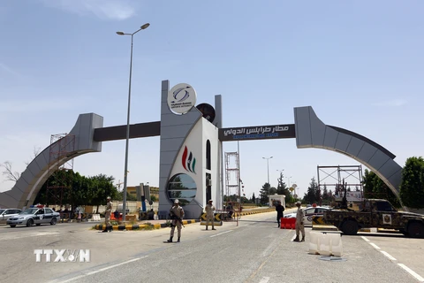 Lực lượng an ninh Libya gác tại lối vào sân bay quốc tế Tripoli ngày 1/6. (Nguồn: THX/TTXVN)