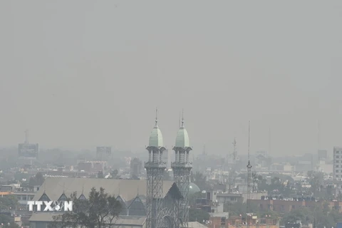 Khói mù bao phủ bầu trời Mexico City ngày 3/5. (Nguồn: AFP/TTXVN)