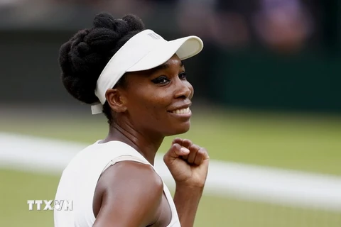 Niềm vui của Venus Williams sau khi đánh bại nhà đương kim vô địch Roland Garros Jelena Ostapenko trong trận Tứ kết Wimbledon 2017 ở London, Anh ngày 11/7. (Nguồn: EPA/TTXVN)