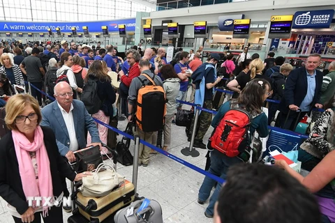 Hành khách chờ làm thủ tục tại sân bay Heathrow ở London, Anh ngày 29/6. (Nguồn: EPA/TTXVN)