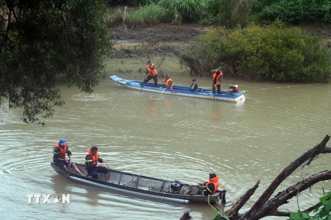 Lực lượng cứu hộ tỉnh Lâm Đồng đang nỗ lực tìm kiếm những người mất tích. (Ảnh: Chu Quốc Hùng/TTXVN)