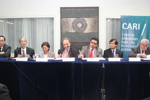 Đại sứ ủy nhiệm Đặng Xuân Dũng (thứ hai từ trái sang) phát biểu tại hội thảo tăng cường kết nối ASEAN-Mỹ Latinh tại Argentina. (Ảnh: Diệu Hương/Vietnam+)