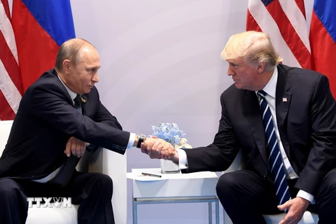 Tổng thống Mỹ Donald Trump (phải) và Tổng thống Nga Vladimir Putin (trái) trong cuộc gặp bên lề Hội nghị thượng đỉnh G20 ở Hamburg, Đức ngày 7/7. (Nguồn: AFP/TTXVN)