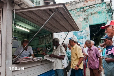 Người dân Cuba xếp hàng mua báo tại thủ đô La Habana. (Nguồn: AFP/TTXVN)