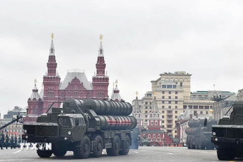 Xe chở hệ thống tên lửa phòng không S-400 Triumf tại lễ diễu binh trên Quảng trường Đỏ ở thủ đô Moskva, Nga nhân kỷ niệm Ngày chiến thắng ngày 9/5. (Nguồn: AFP/TTXVN)