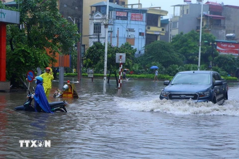 Mưa lớn gây ngập sâu tại khu vực Minh Khai. (Ảnh: Cương Quyết/TTXVN)