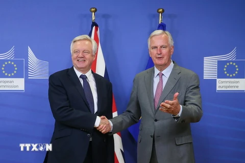 Bộ trưởng phụ trách vấn đề Brexit của Anh, David Davis (trái) và Trưởng đoàn đàm phán châu Âu về Brexit Michel Barnier (phải) tại vòng đàm phán mới ở Brussels, Bỉ ngày 17/7. (Nguồn: EPA/TTXVN)
