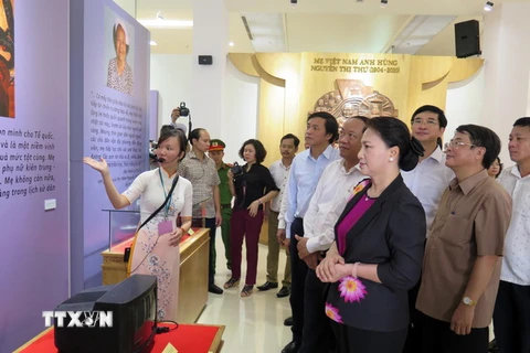 Chủ tịch Quốc hội Nguyễn Thị Kim Ngân thăm Bảo tàng Mẹ Việt Nam Anh hùng. (Ảnh: Văn Sơn/TTXVN)