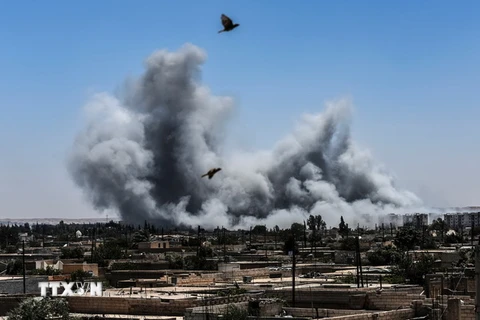 Khói bốc lên sau một cuộc không kích ở Raqqa, Syria ngày 15/7. (Nguồn: AFP/TTXVN)