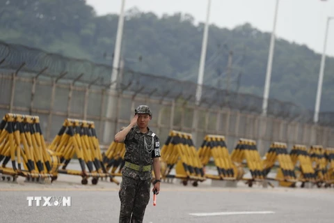 Binh sỹ Hàn Quốc gác tại một trạm kiểm soát ở Paju gần đường phân định quân sự phân chia hai miền (MDL) ngày 17/7. (Nguồn: EPA /TTXVN)