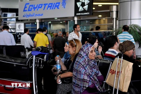 Hành khách chờ làm thủ tục tại sân bay ở Cairo, Ai Cập. (Nguồn: AFP/TTXVN)