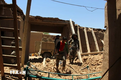 Cảnh đổ nát sau các cuộc không kích tại tỉnh Helmand, Afghanistan ngày 10/6. (Nguồn: EPA/TTXVN)