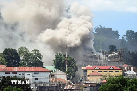 Khói bốc lên sau vụ đánh bom chống phiến quân IS của không quân Philippines tại Marawi thuộc đảo Mindanao ngày 26/6. (Nguồn: AFP/TTXVN)
