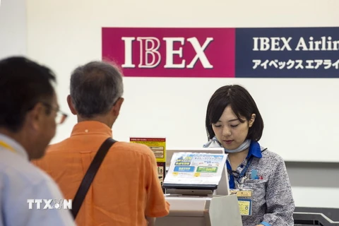 Hành khách làm thủ tục tại sân bay Narita, Nhật Bản ngày 7/7. (Nguồn: EPA/TTXVN)