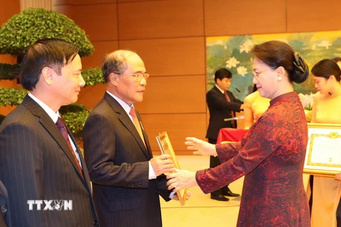 Chủ tịch Quốc hội Nguyễn Thị Kim Ngân trao Huy hiệu và Bằng chứng nhận 40 năm tuổi Đảng cho nguyên Chủ tịch Quốc hội Nguyễn Sinh Hùng. (Ảnh: Trọng Đức/TTXVN)