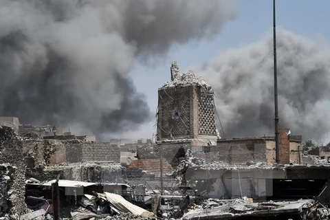 Cảnh đổ nát do chiến sự tại Thành cổ phía tây Mosul ngày 30/6 vừa qua. (Ảnh: AFP/TTXVN)