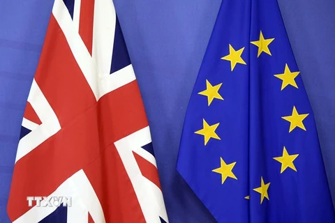 Cờ của Vương quốc Liên hiệp Anh (trái) và cờ của Liên minh châu Âu (phải). (Nguồn: AFP/TTXVN)