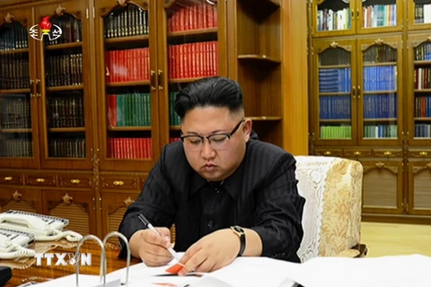 Nhà lãnh đạo Triều Tiên Kim Jong-un ký văn bản phê chuẩn việc phóng tên lửa đạn đạo liên lục địa ICBM. (Nguồn: YONHAP/TTXVN)
