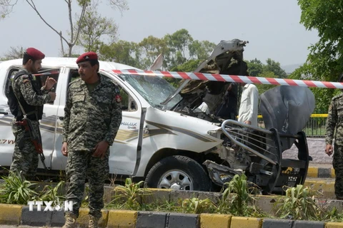 Lực lượng an ninh Pakistan điều tra tại hiện trường một vụ đánh bom. (Nguồn: AFP/TTXVN)