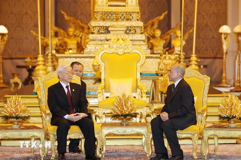 Tổng bí thư Nguyễn Phú Trọng hội đàm với Quốc vương Norodom Sihamoni. (Ảnh: Trí Dũng/TTXVN)