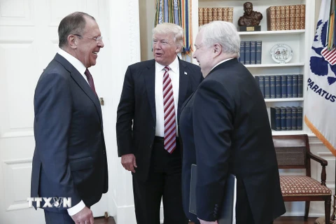 Ngoại trưởng Nga Sergei Lavrov (trái) và Đại sứ Nga tại Mỹ Sergei Kislyak (phải) hội kiến Tổng thống Mỹ Donald Trump (giữa) tại Washington, DC ngày 10/5. (Nguồn: EPA/TTXVN)