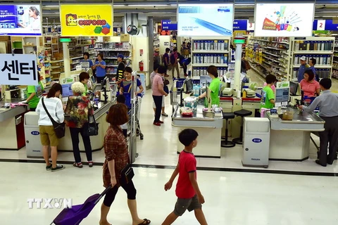Khách hàng mua sắm tại một siêu thị ở Seoul. (Nguồn: AFP/TTXVN)