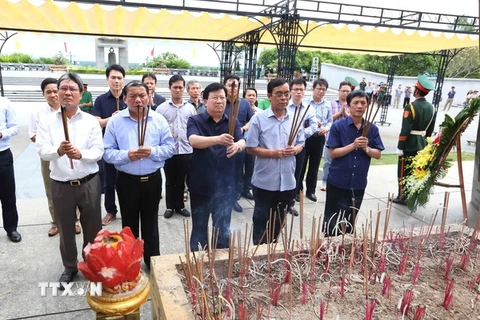 Phó Thủ tướng Chính phủ Trịnh Đình Dũng đến đặt vòng hoa và dâng hương tưởng niệm các Anh hùng Liệt sỹ tại Nghĩa trang Liệt sỹ Quốc gia Đường 9. (Ảnh: Quang Quyết/TTXVN)