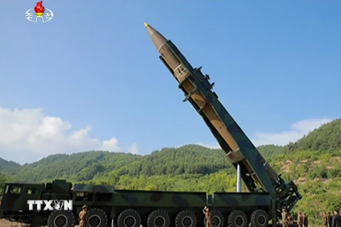 Tên lửa đạn đạo liên lục địa Hwasong-14 được phóng thử thành công tại một địa điểm ở Triều Tiên ngày 4/7. (Nguồn: YONHAP/TTXVN)